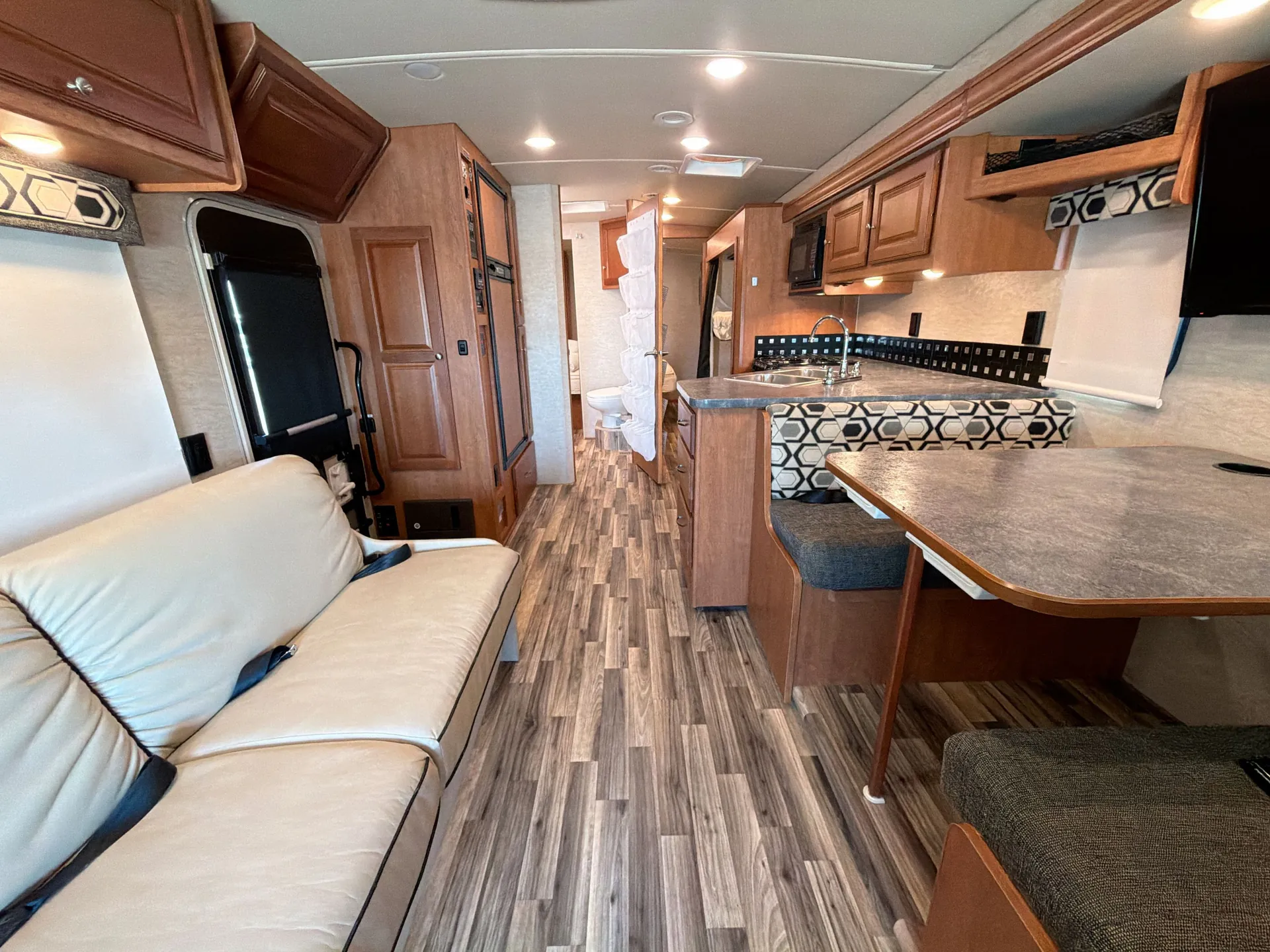 2017 Winnebago Vista 31B — living area main
