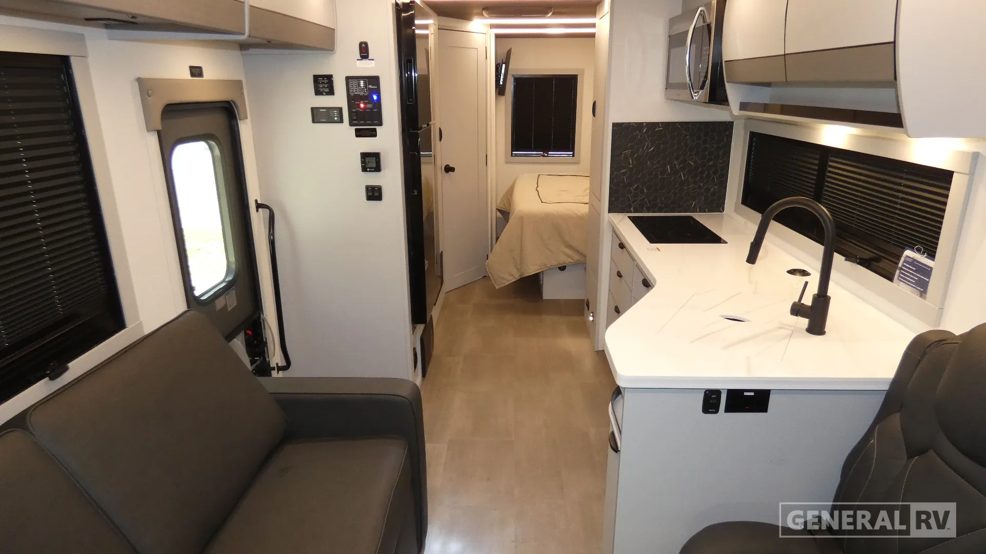 2027 Coachmen Euro 25EU - Photo 3