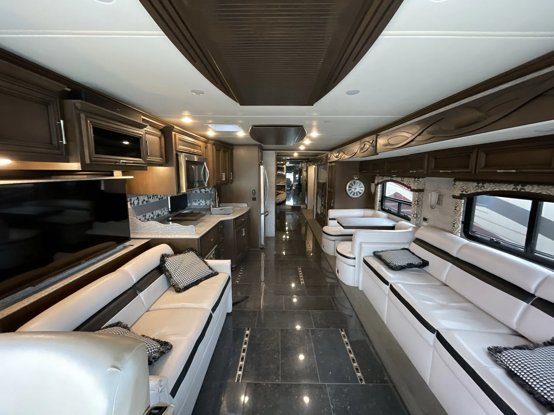 2018 newmar Ventana 4310 — living area main