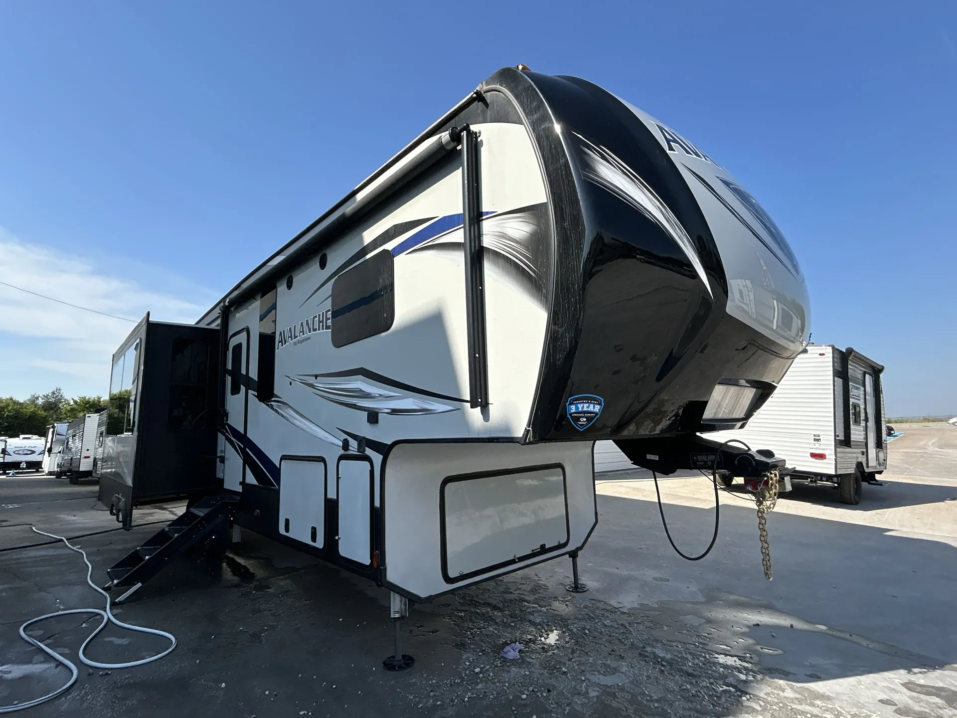 2018 Keystone Avalanche 300RE - Photo 2