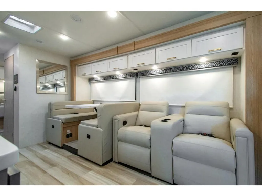 2027 Thor Motor Coach Quantum HS31, Photos photo 8