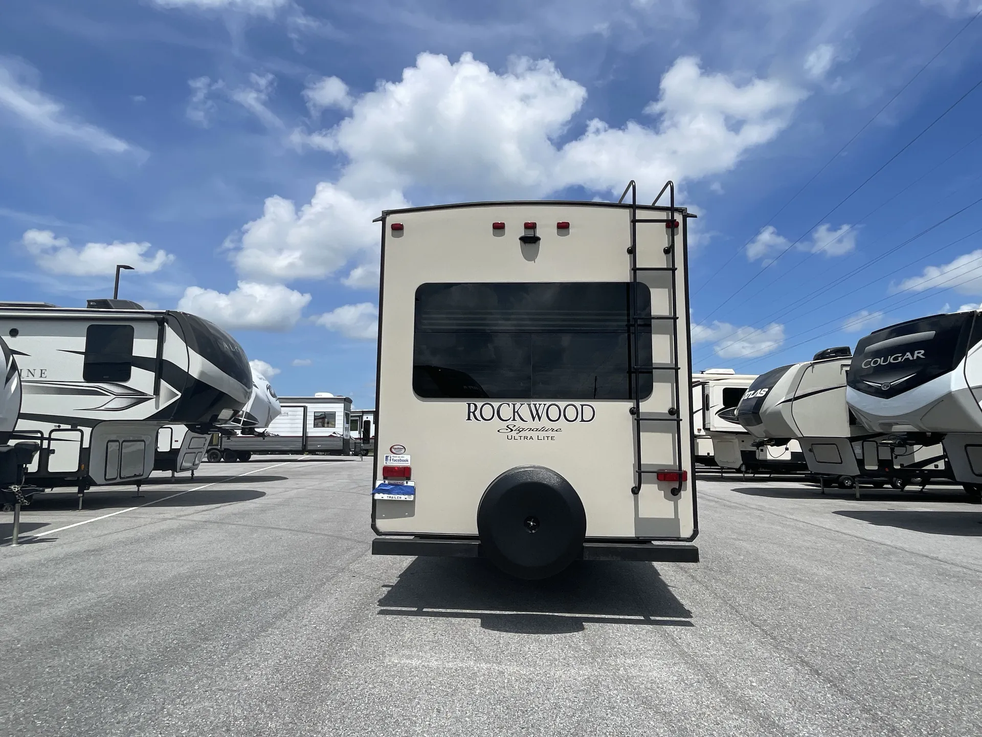2018 Forest River Rockwood Signature Ultra Lite 8289WS — backside