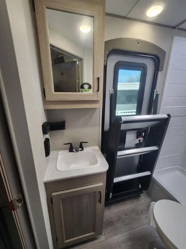 2026 Coachmen Catalina Legacy Edition 273DBHCK, Photos photo 32