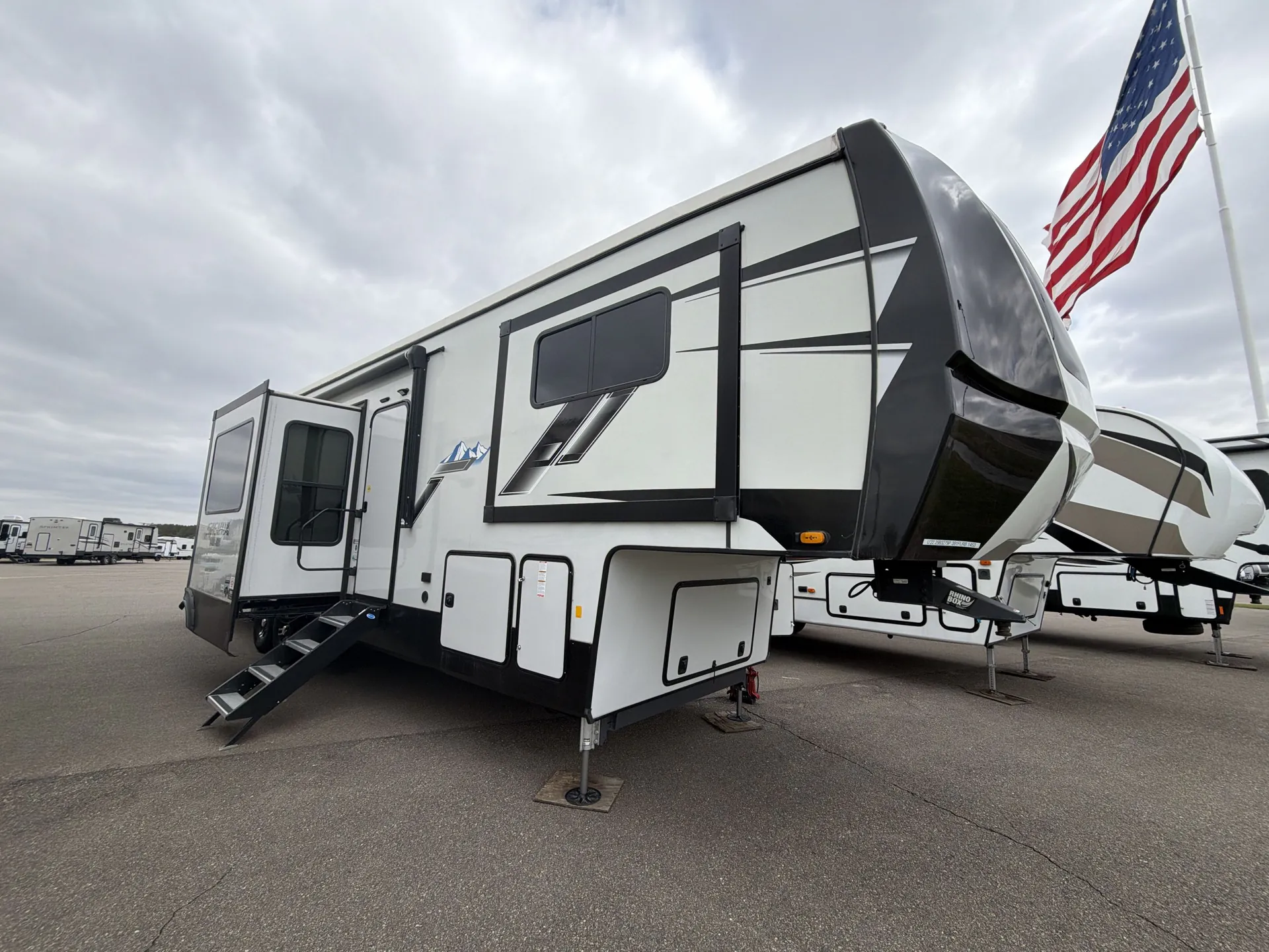 2022 Forest River Sierra Luxury 391FLRB - Photo 2