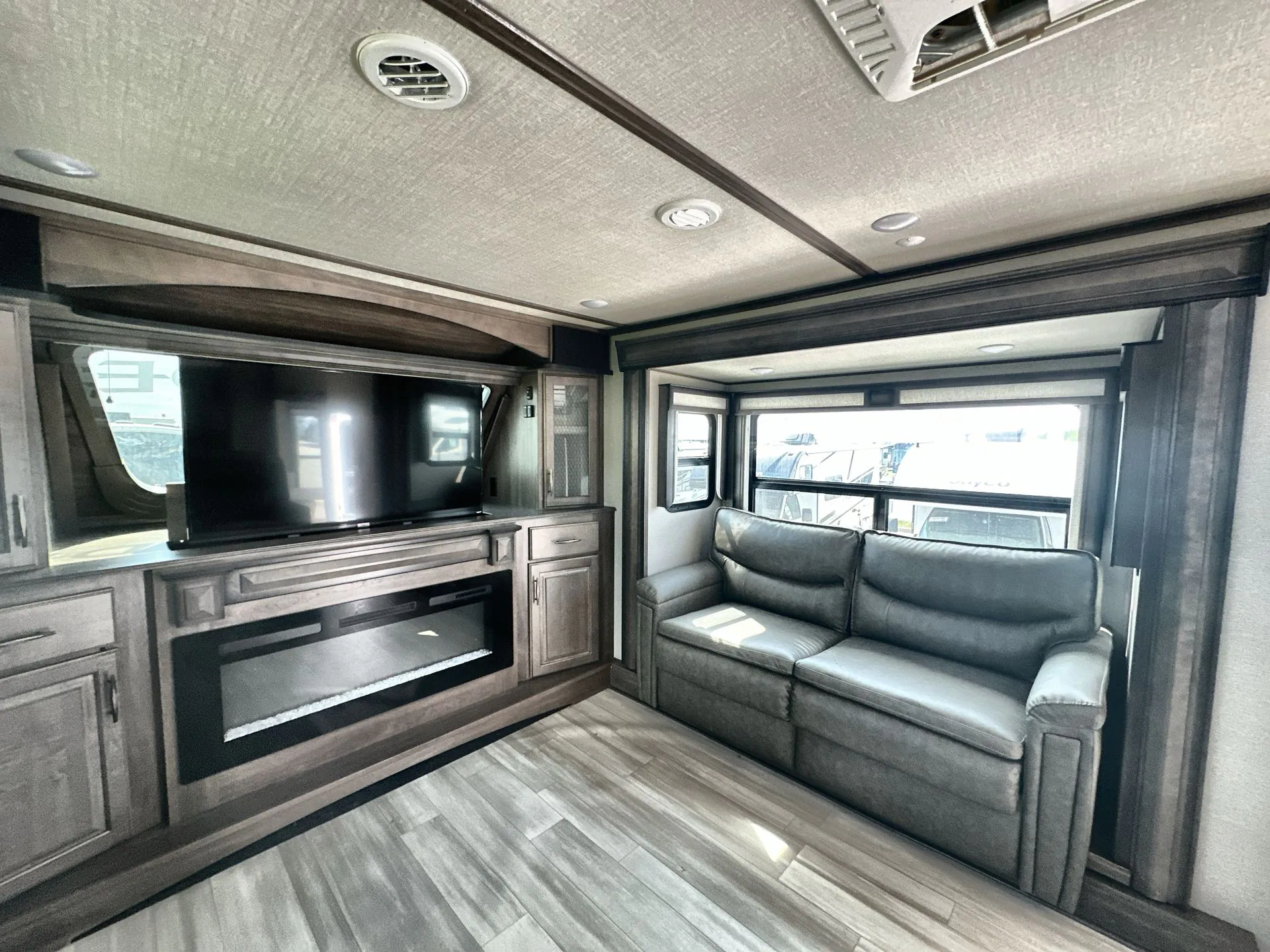 2022 Grand Design Solitude 380FL - Photo 3