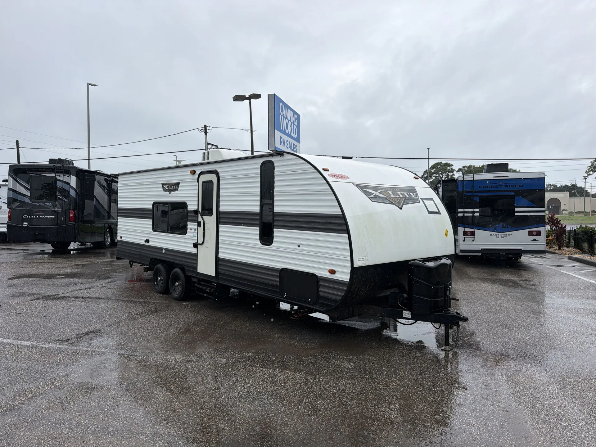 2023 Forest River Wildwood X-Lite 261BHXL — living area main