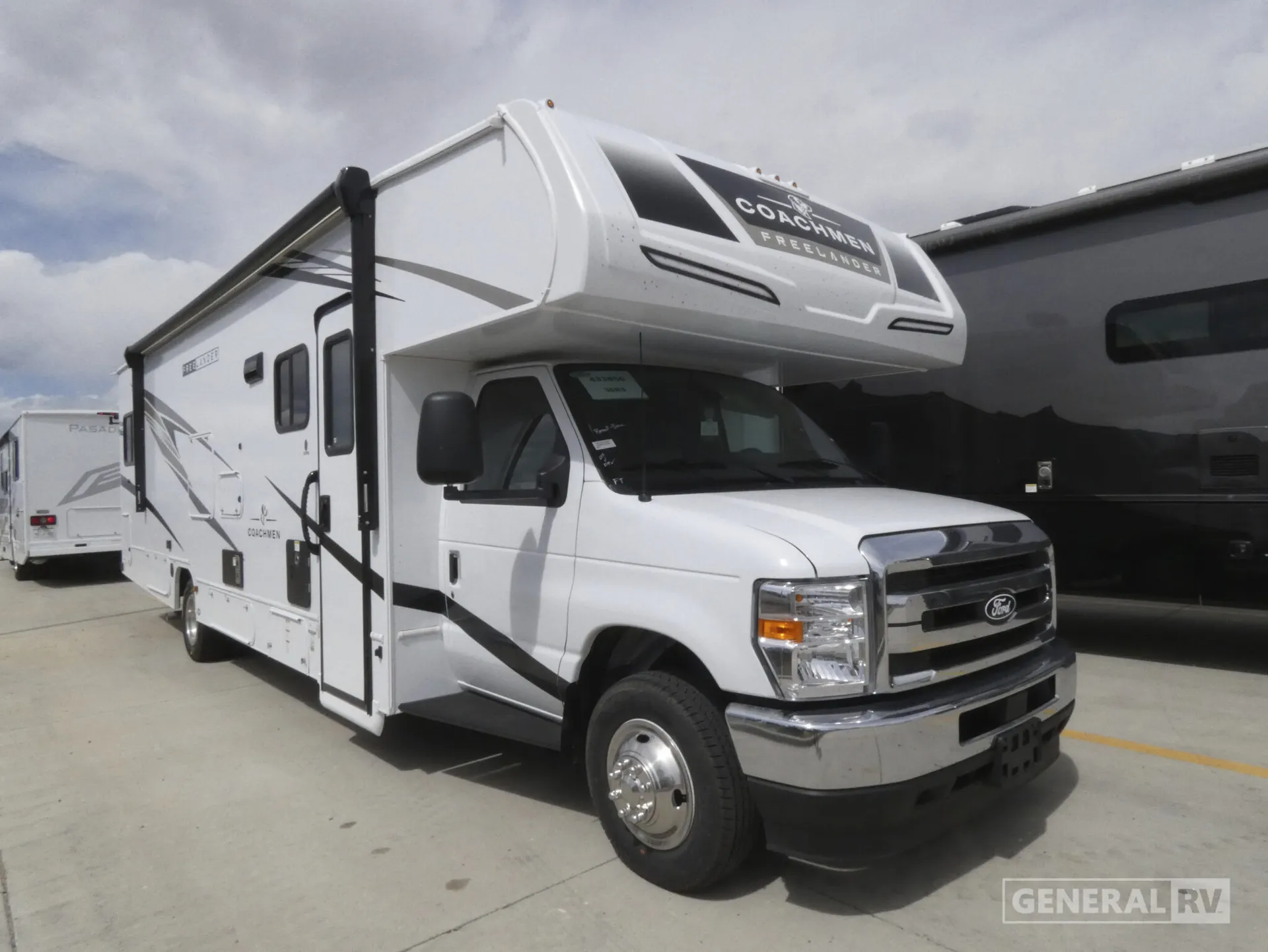 2026 Coachmen Freelander 30RS - Photo 2