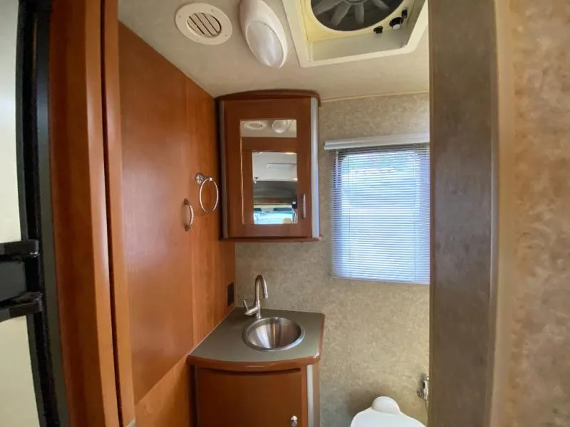 2010 Itasca Navion 24K - Photo 2