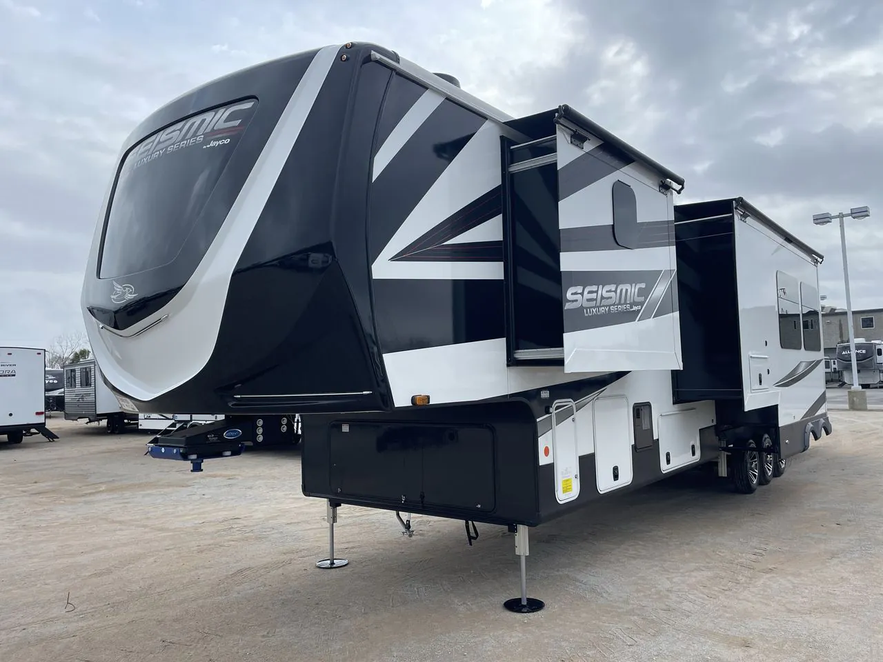 2025 Jayco Seismic Luxury Series 4113 - Photo 4
