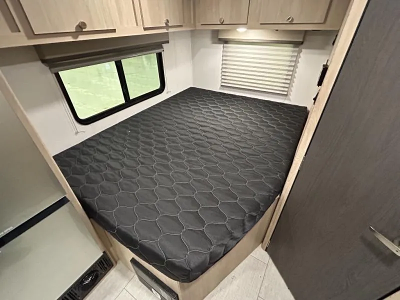 2027 Coachmen Leprechaun 210QSS CHEVY 3500 - Photo 4