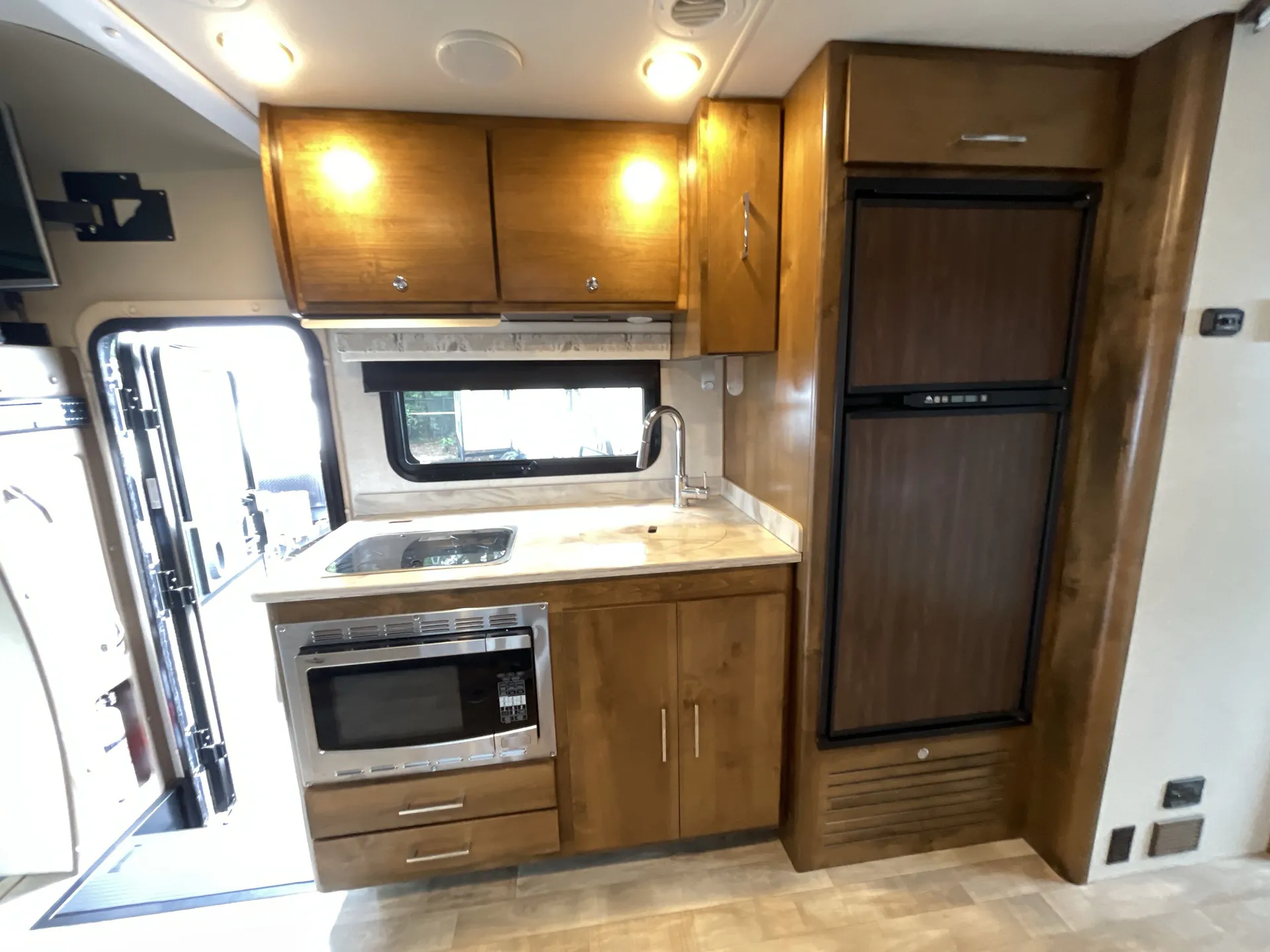 2019 Tiffin Wayfarer 24 FW — living area main