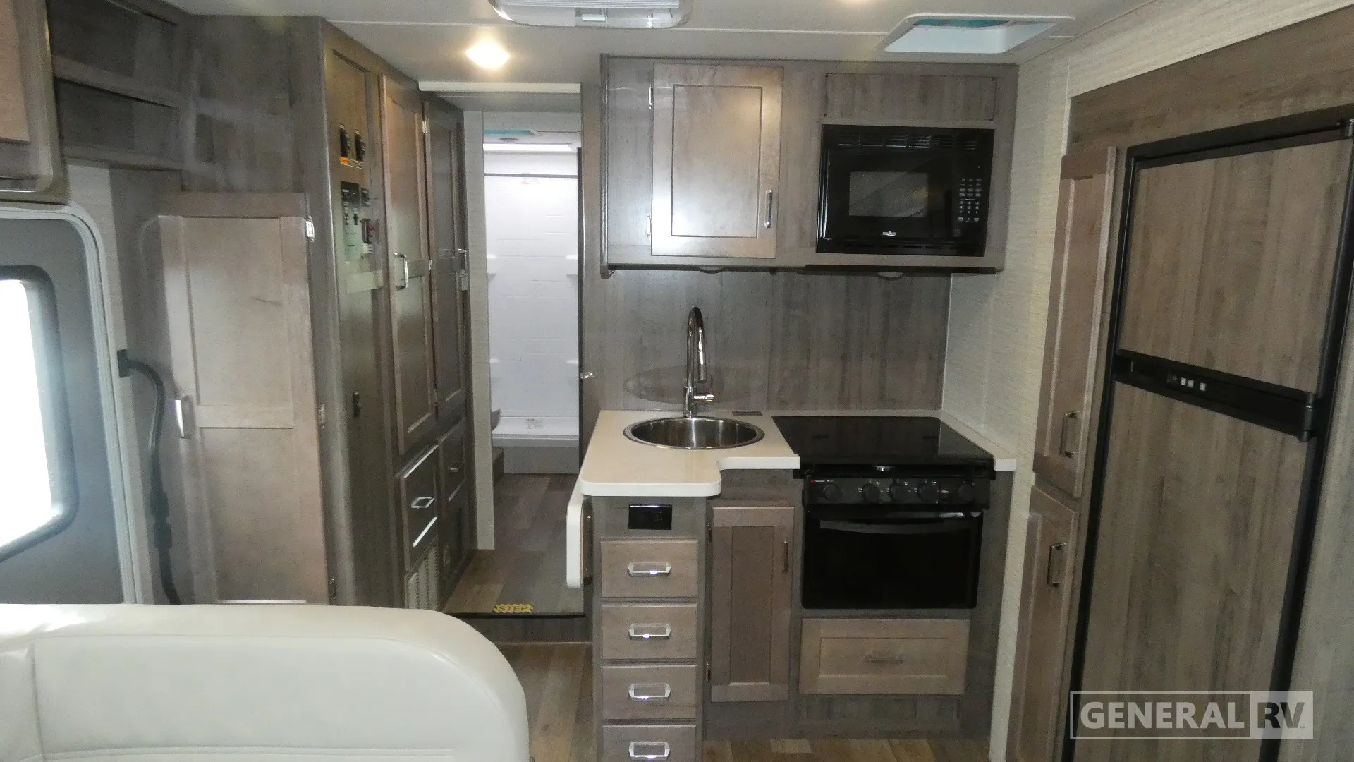 2025 Winnebago Minnie Winnie 26T - Photo 3