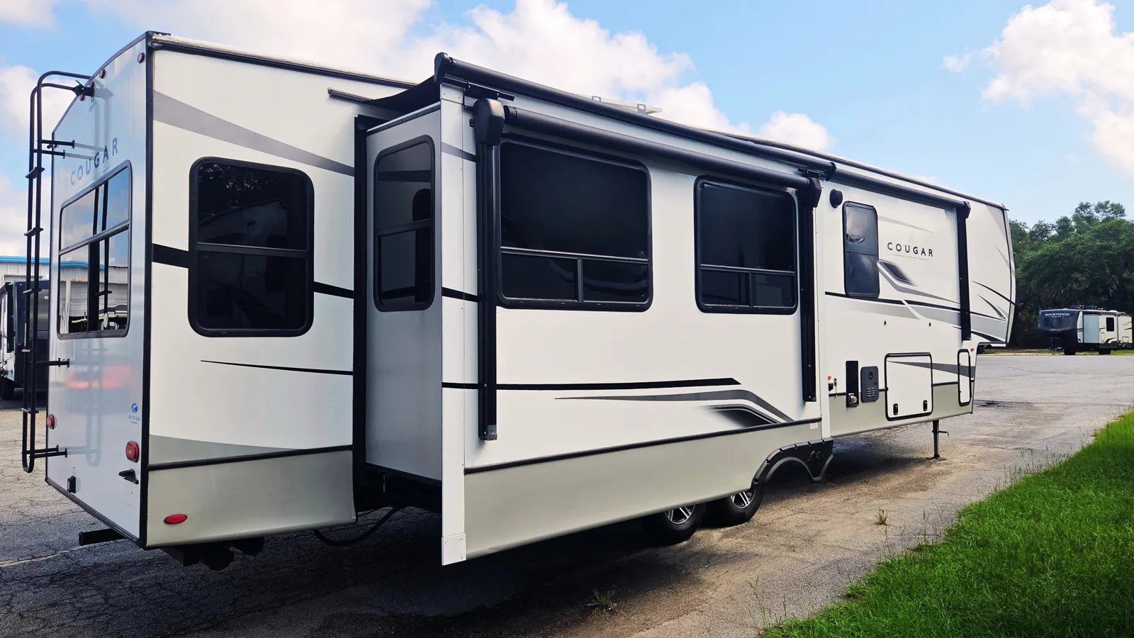 2023 Keystone Cougar 355FBS - Photo 3