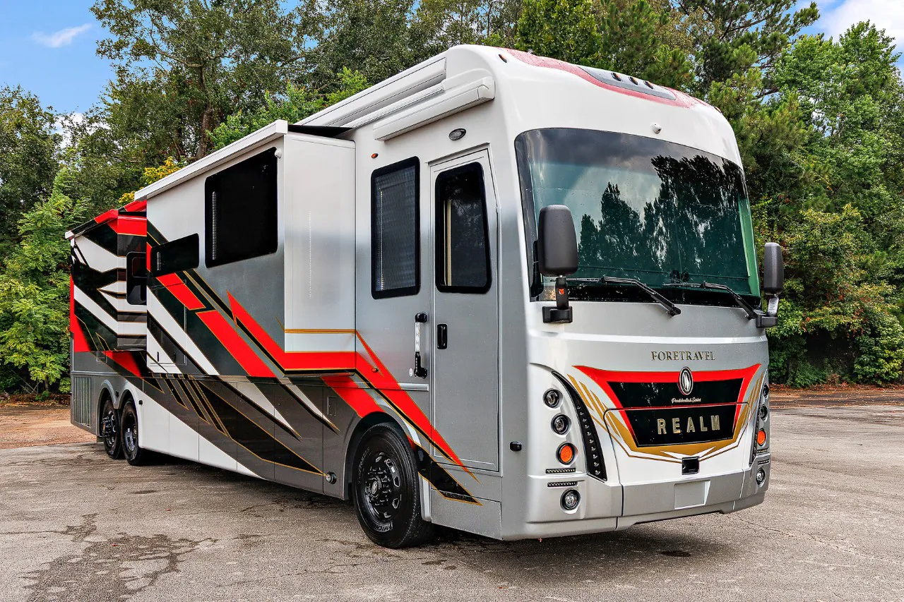 2027 Foretravel Realm FS605 LV2 - Photo 2