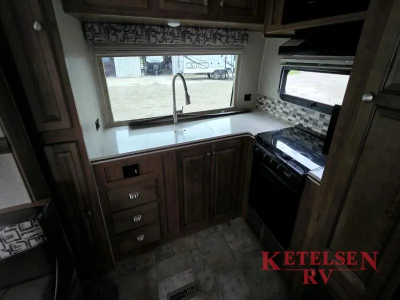 2018 Forest River Rockwood Signature Ultra Lite 8335BSS - Photo 4