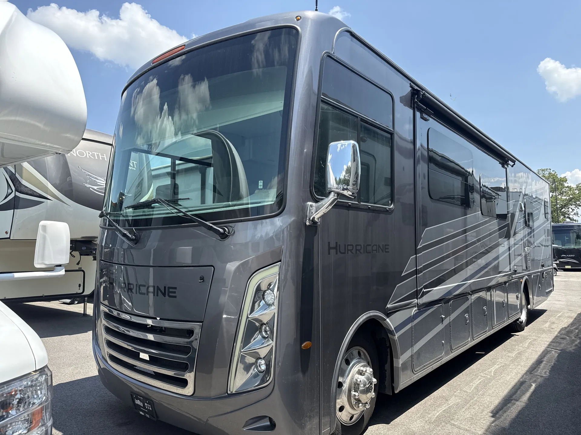 2025 Thor Motor Coach Hurricane 35G - Photo 2