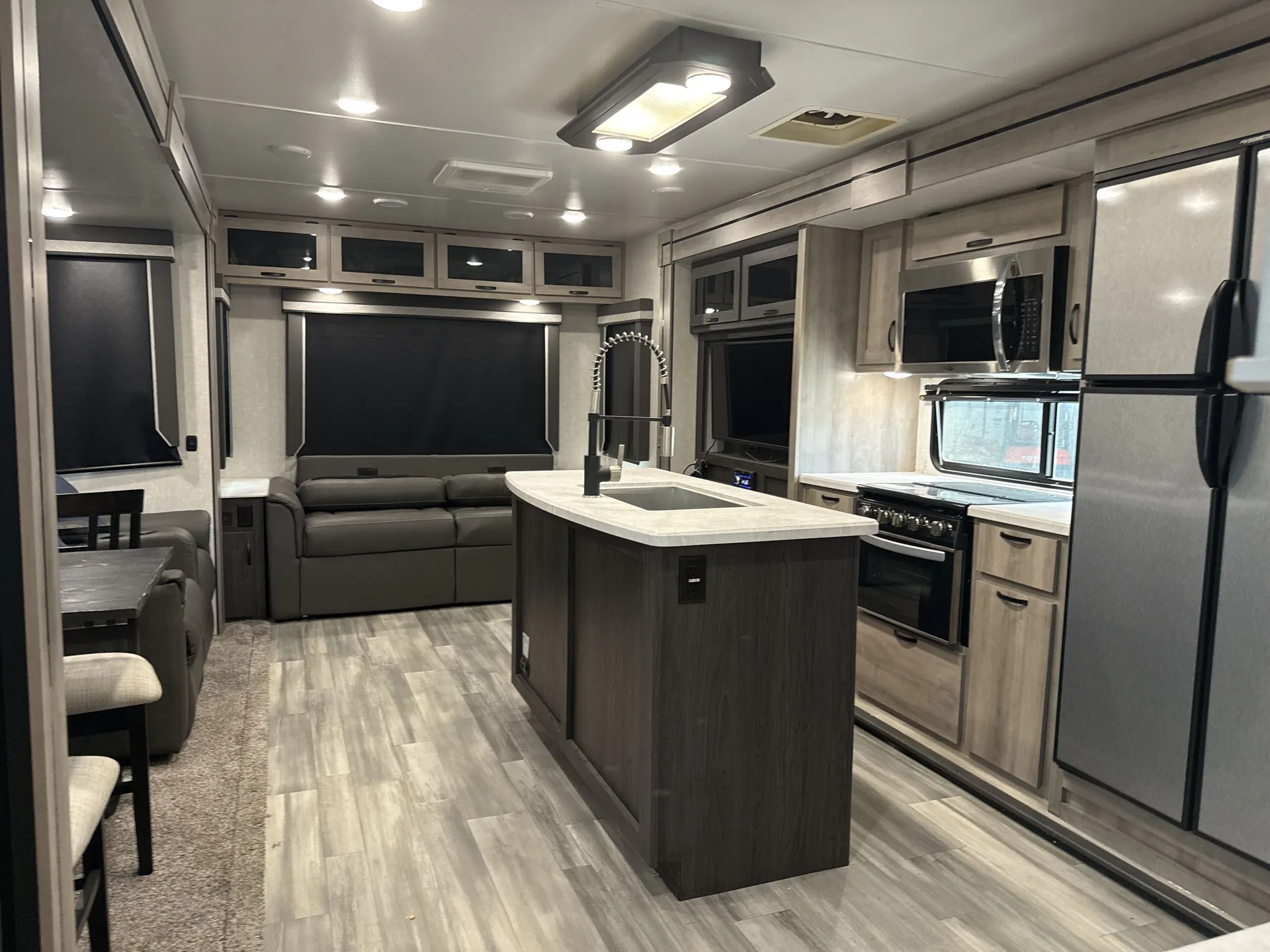 2021 Winnebago Voyage 3235RL - Photo 3