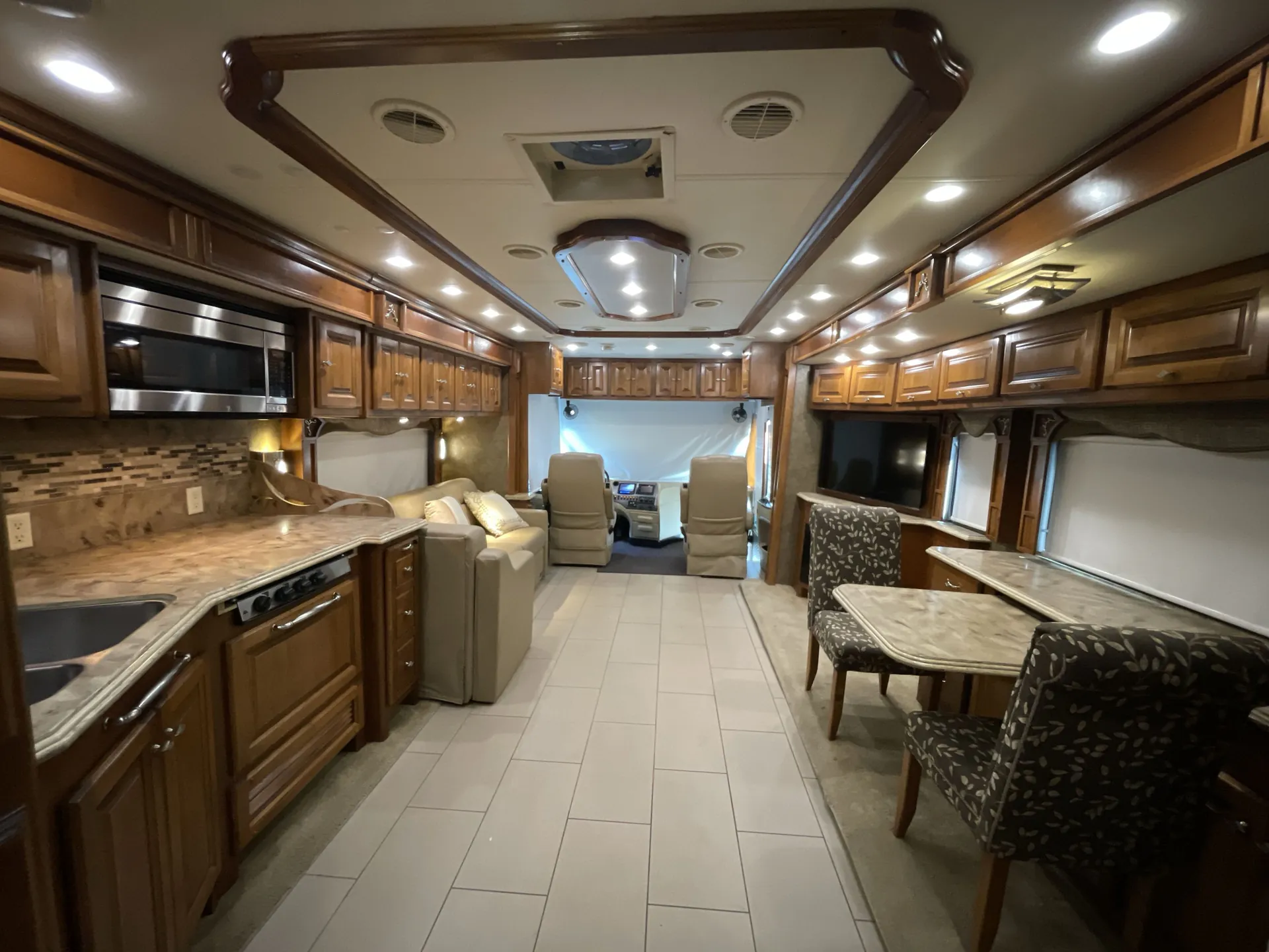 2014 Tiffin Phaeton 36 GH — living area main