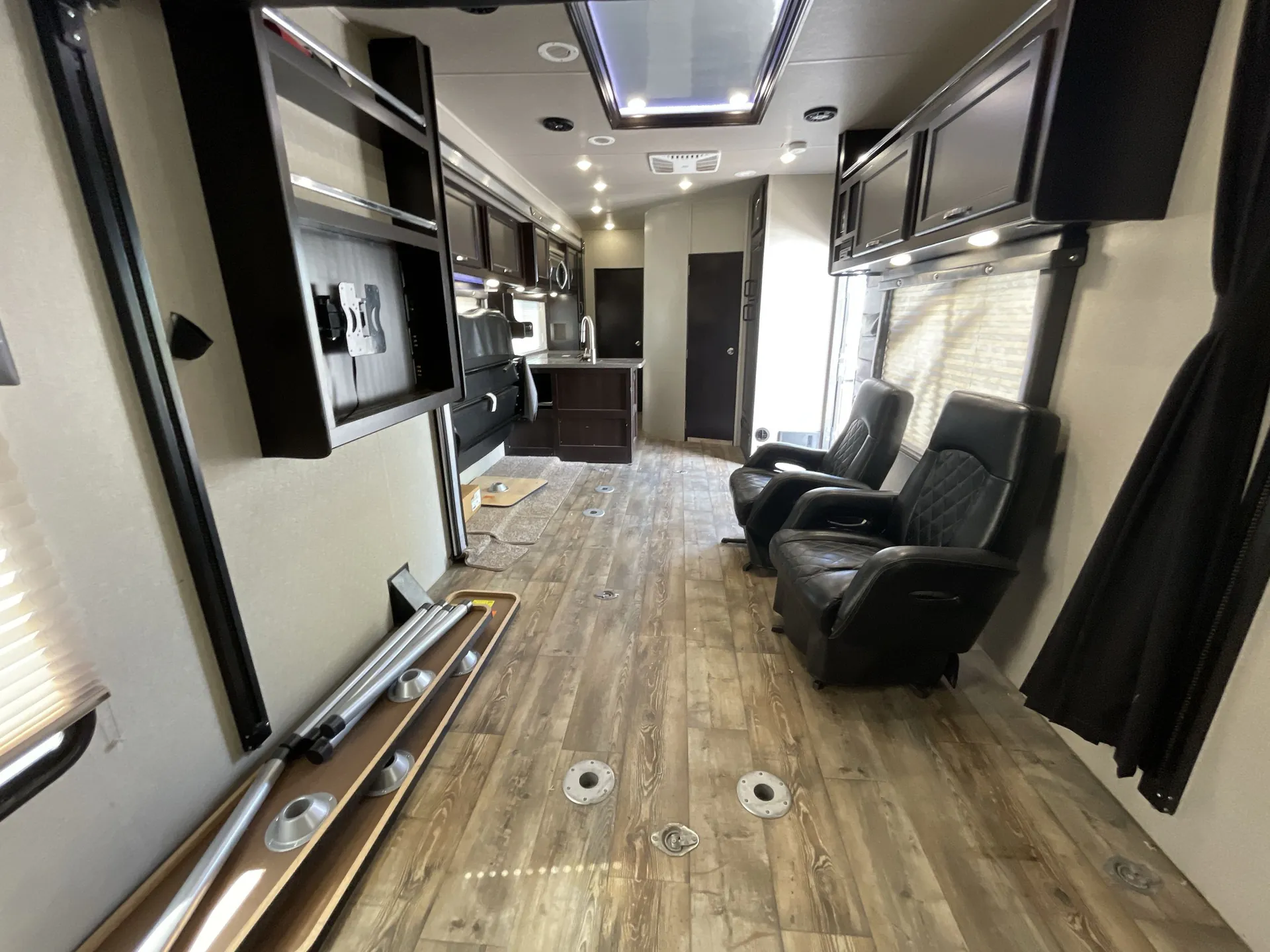 2018 Genesis Supreme Genesis 30CK — living area main