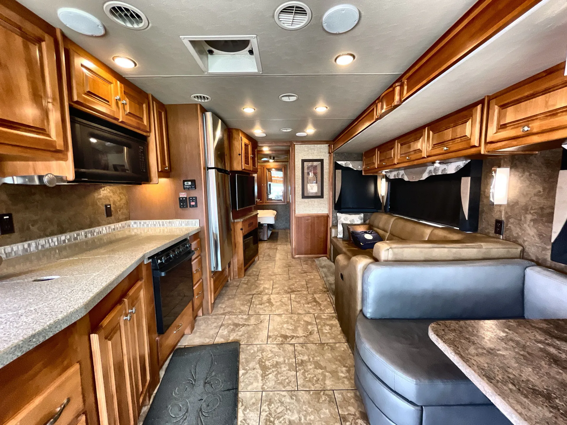 2015 Tiffin Open Road Allegro 32 SA — living area main