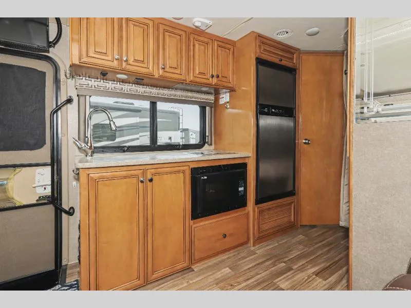 2017 Thor Motor Coach Synergy Used    SD24 - Photo 4