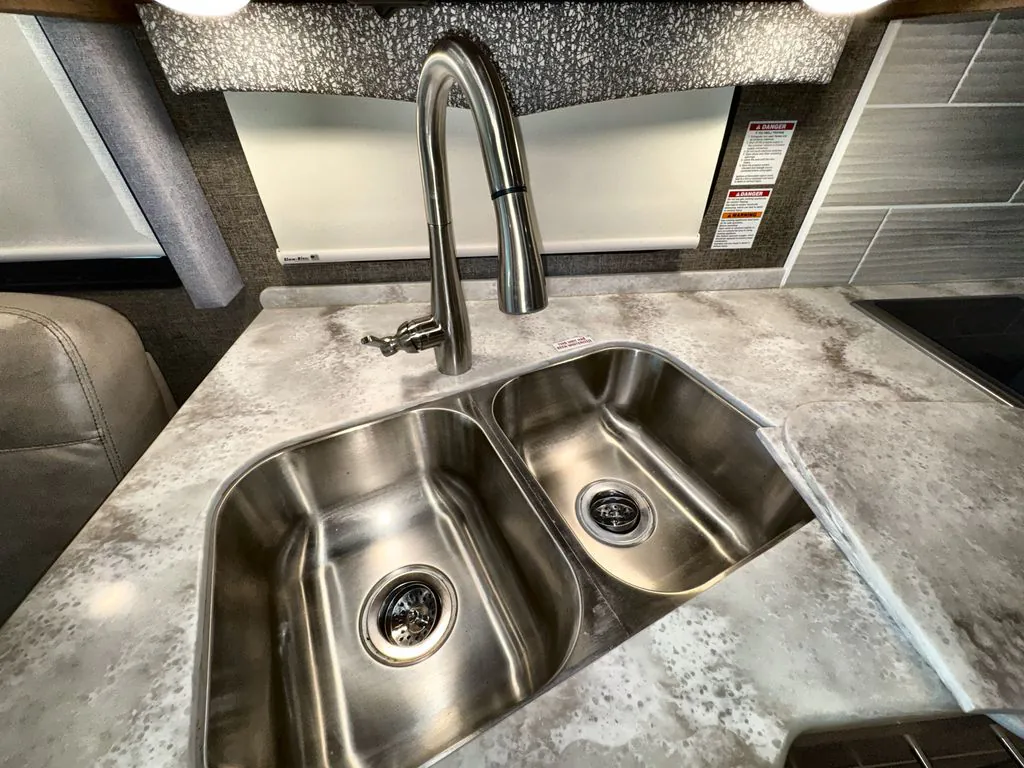 2022 Thor Motor Coach Challenger 35MQ, Photos photo 9
