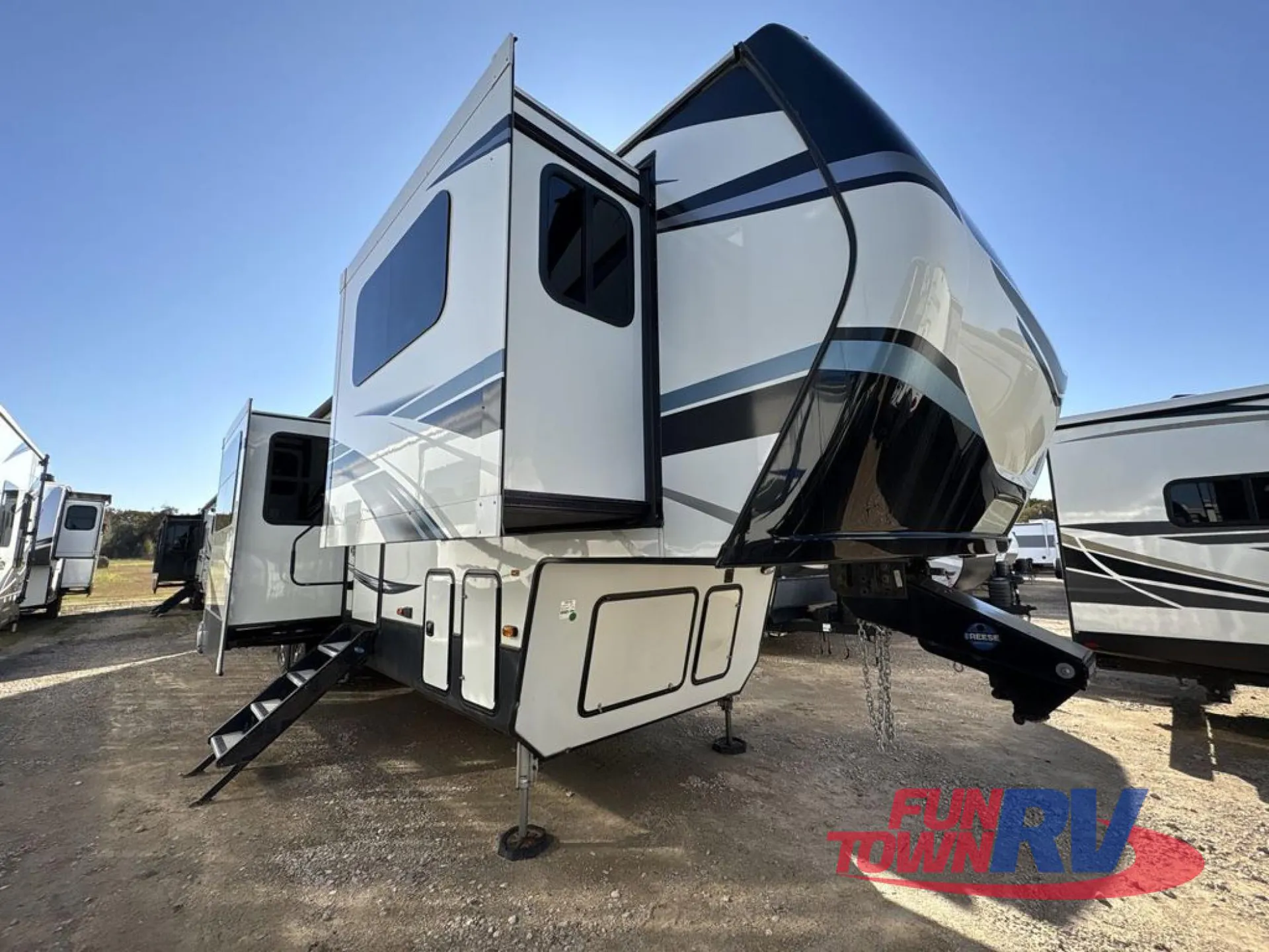 2021 Keystone Montana 3761FL - Photo 3