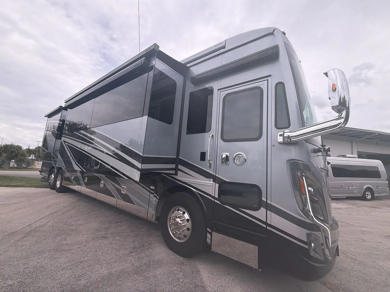 2025 Tiffin Zephyr 45 FZ - Photo 2