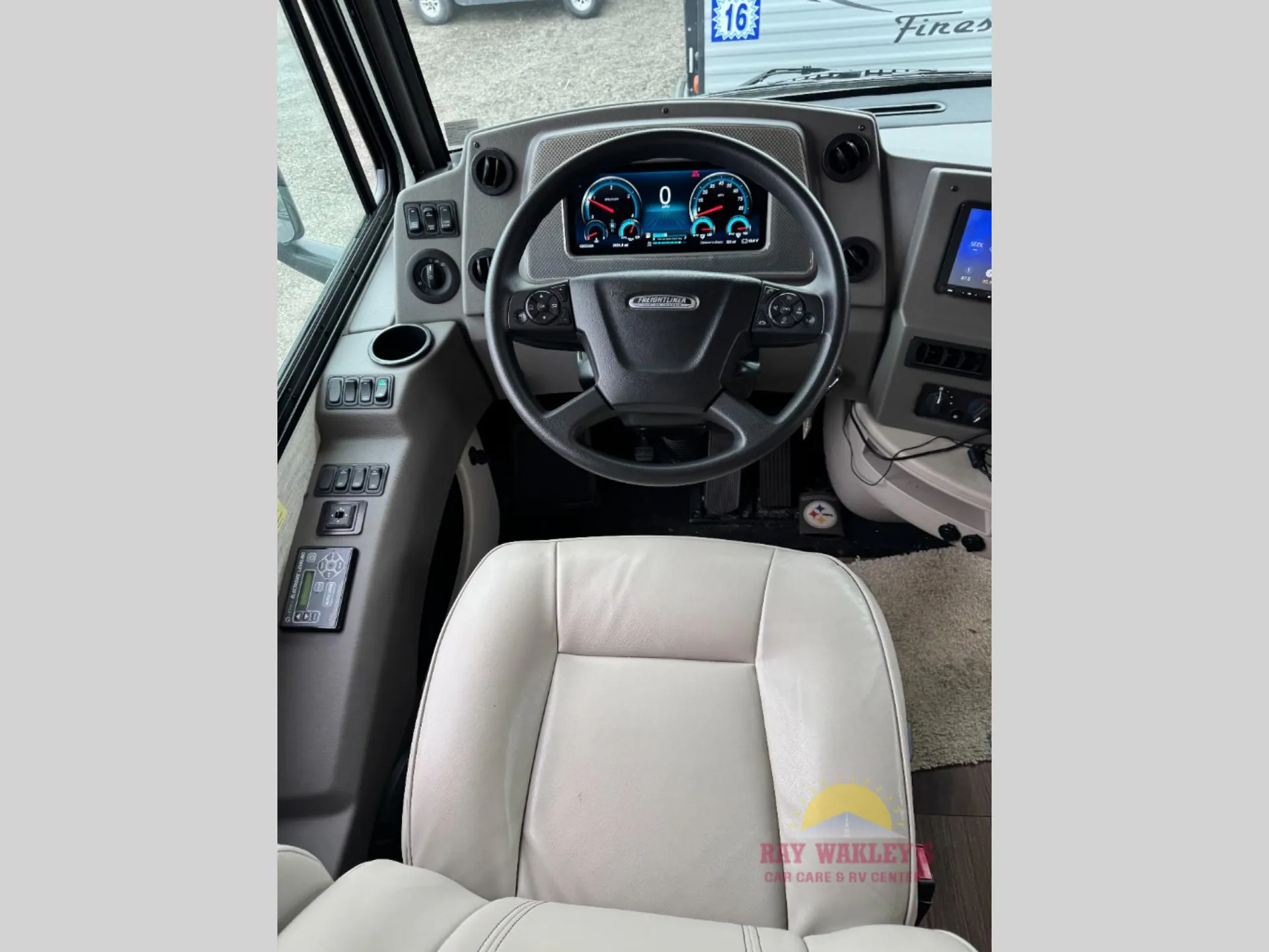 2025 Winnebago Forza 38W - Photo 3