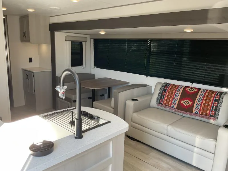 2027 Coachmen Catalina Legacy Edition 333DBDSCK, Photos photo 4