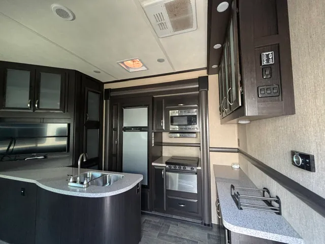 2018 Dutchmen Voltage Triton 3551, Photos photo 18