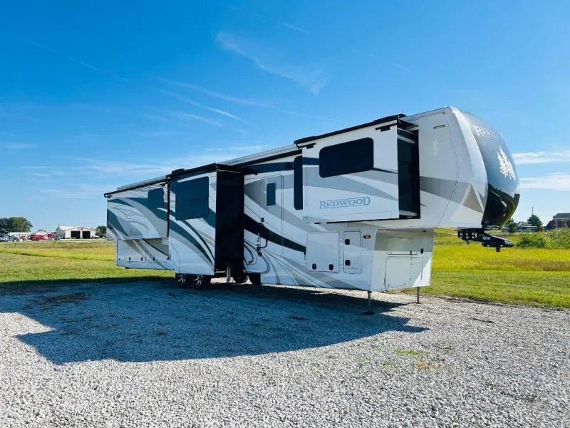 2023 CrossRoads Redwood RW4200FL - Photo 2