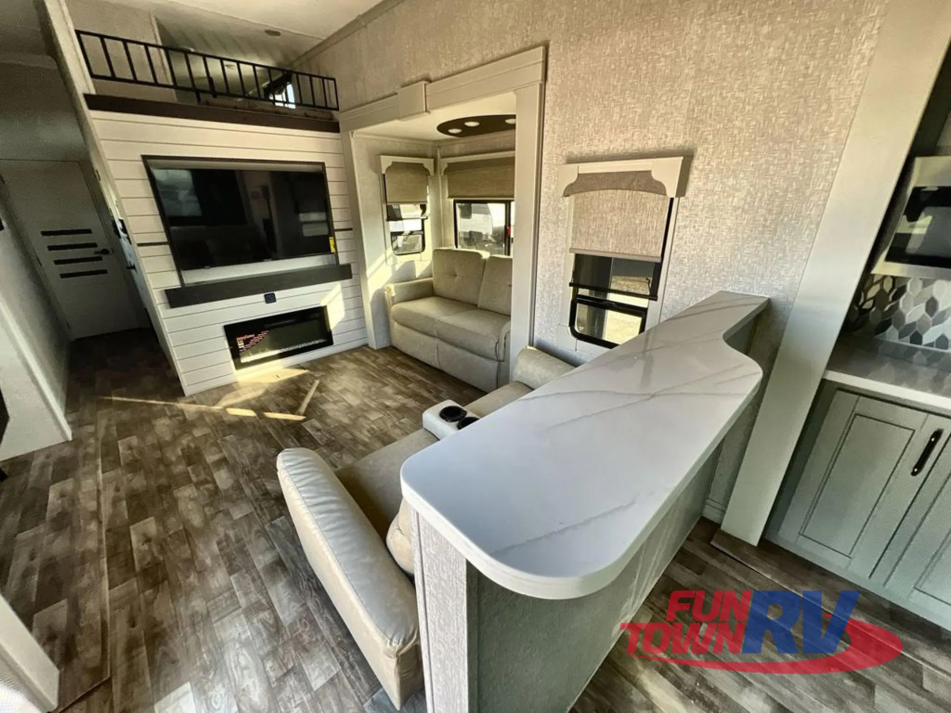 2025 CrossRoads Redwood Regency 3881FKL - Photo 4