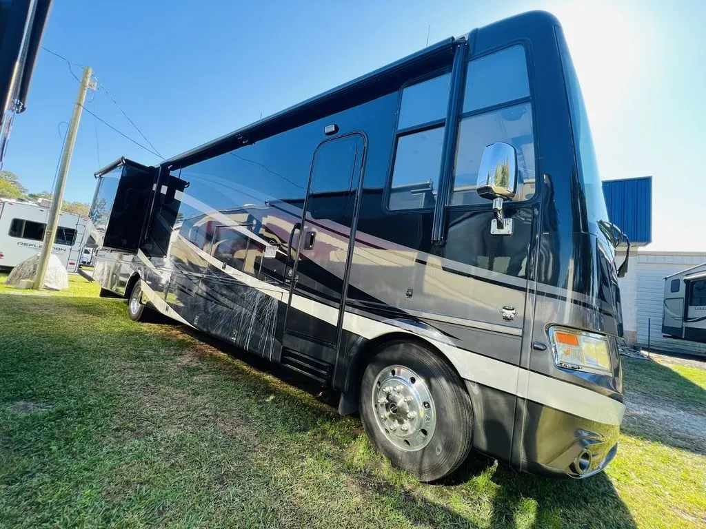 2018 Newmar Canyon Star 3710 - Photo 2
