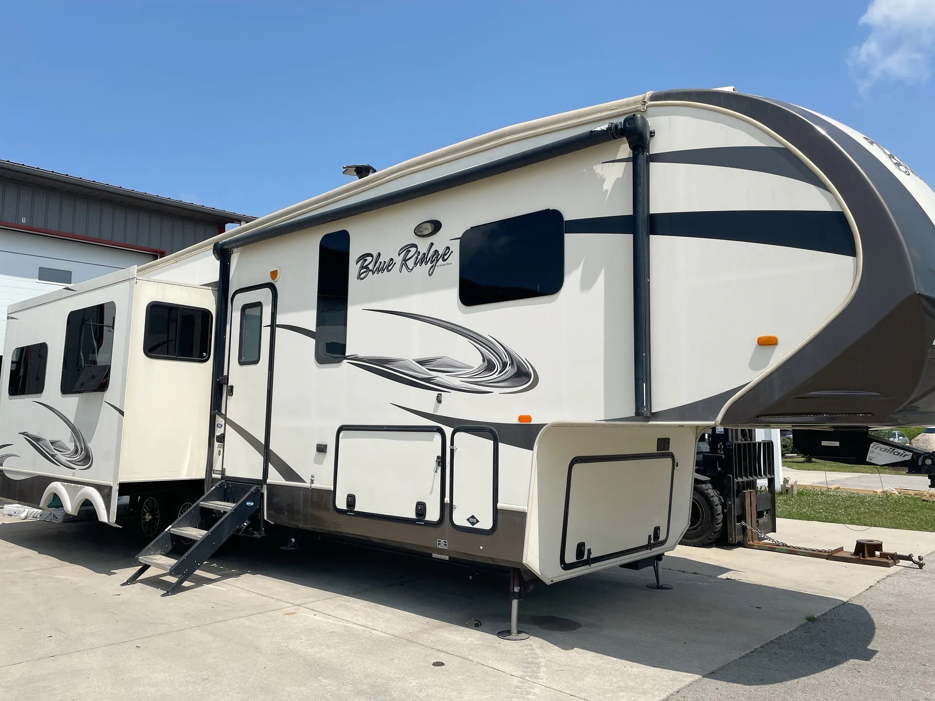 2016 Forest River Blue Ridge 3025RL - Photo 2