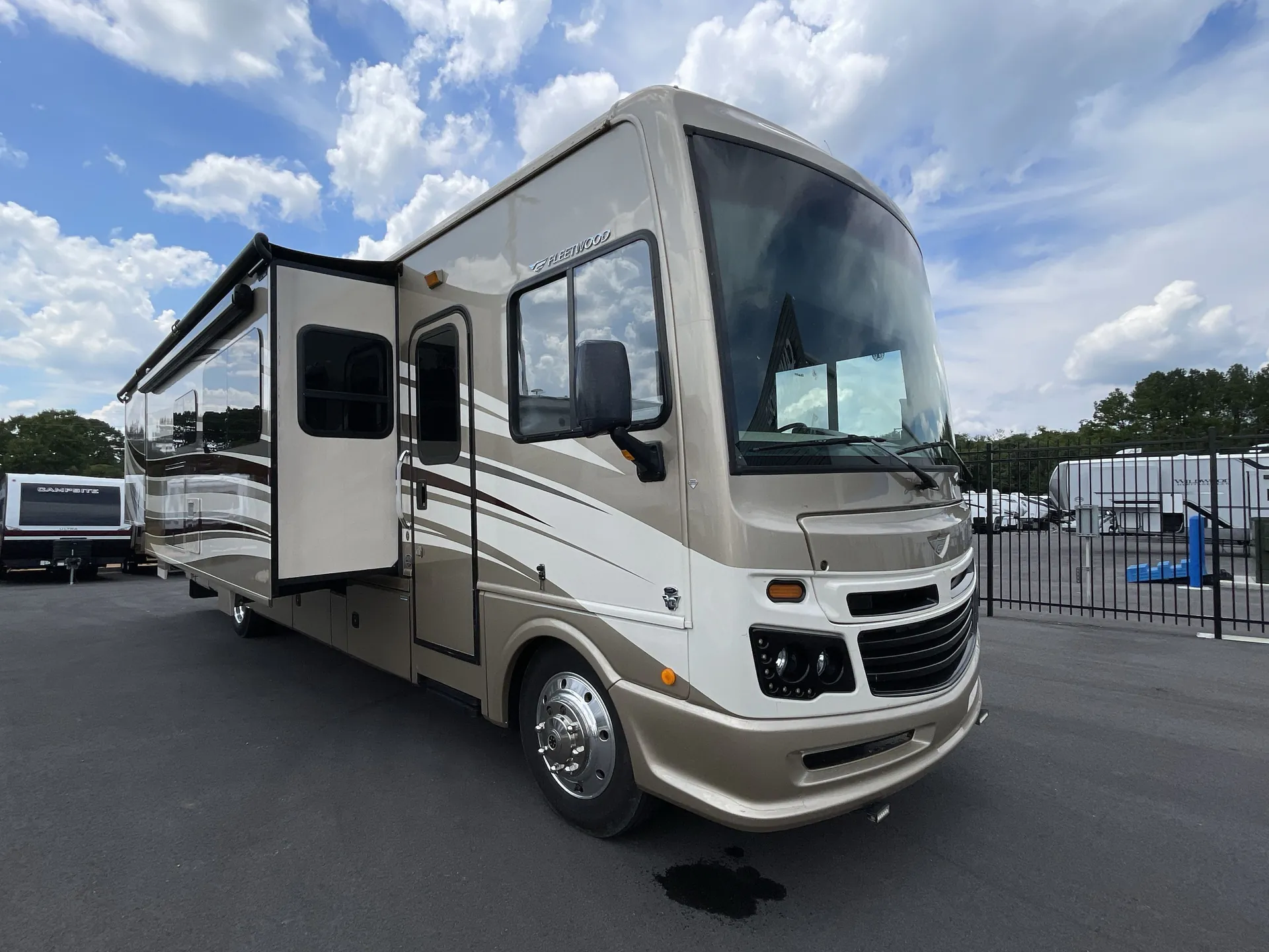 2017 fleetwood Bounder 35P - Photo 2
