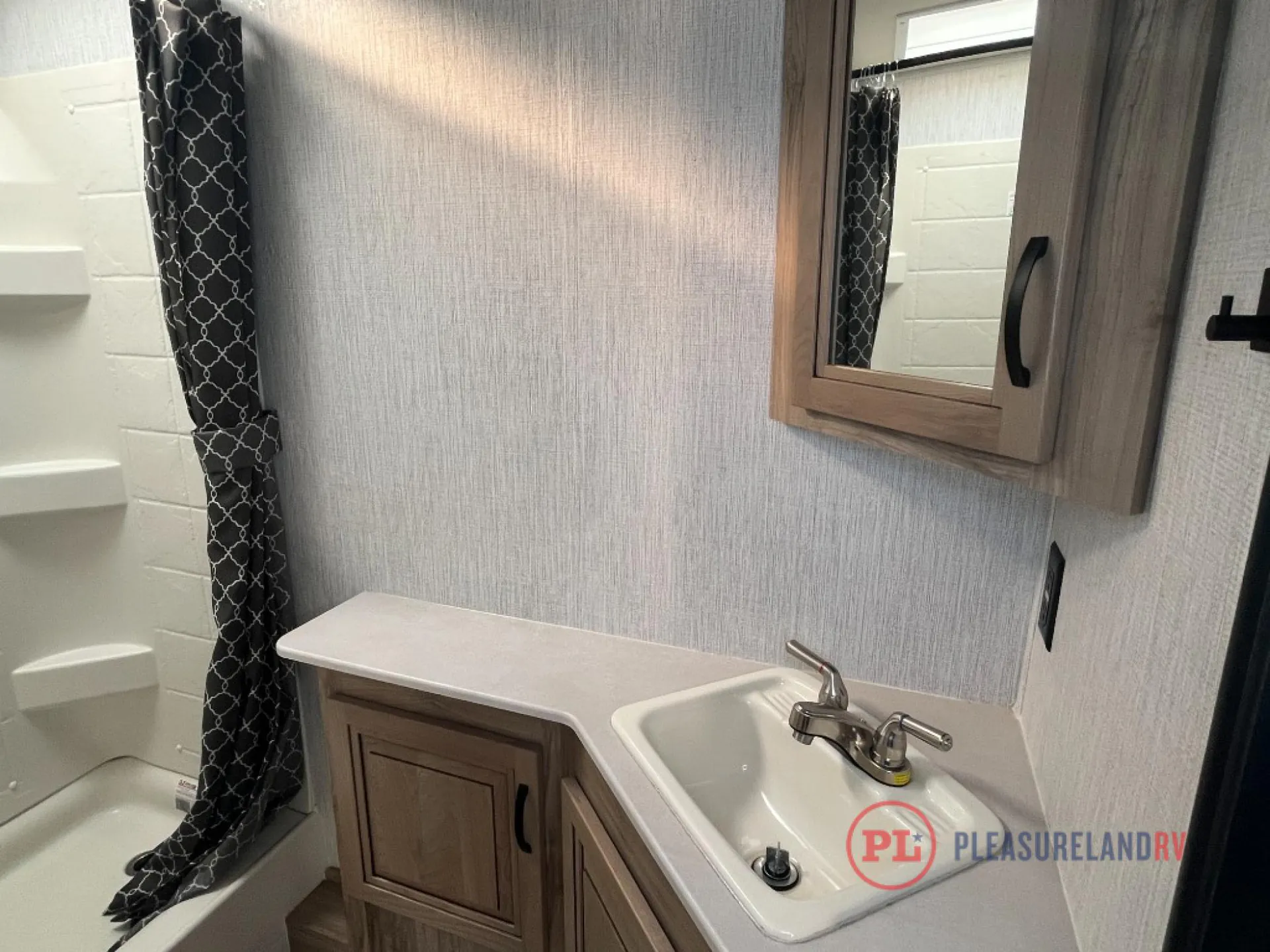 2021 Palomino Solaire 243BHS dealer photo 3 from Pleasureland RV Center