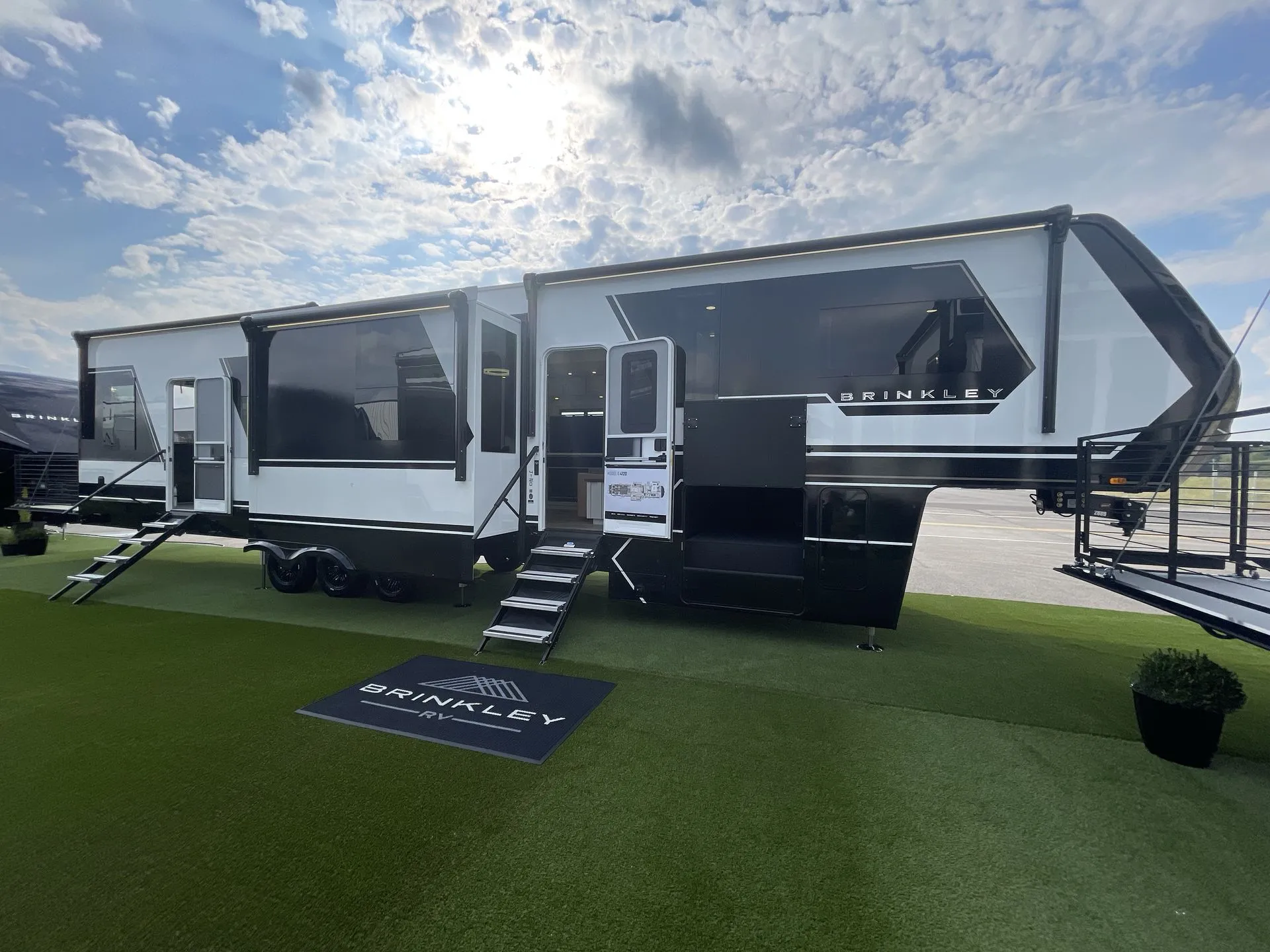 2027 Brinkley Model G 4120 - Photo 2