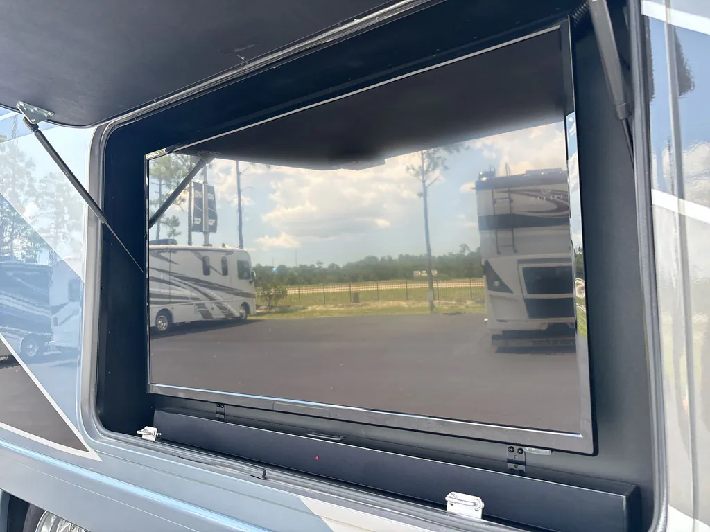 2022 Thor Motor Coach Challenger 35MQ, Photos photo 24