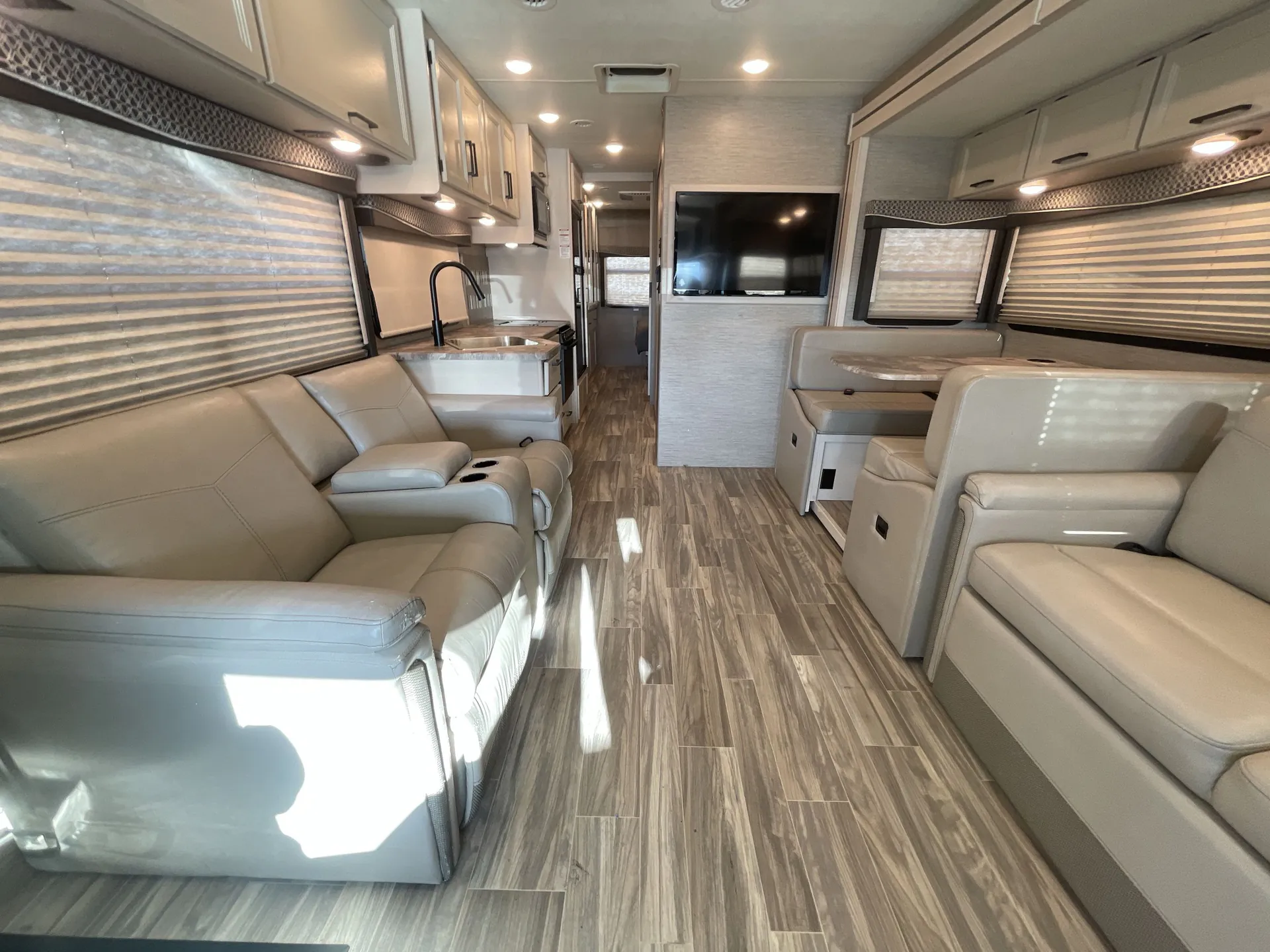 2020 Thor Motor Coach A.C.E 33.1 — living area main