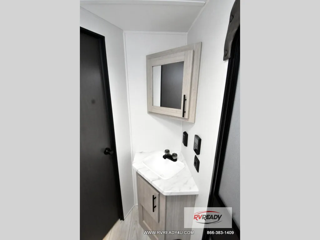 2027 East to West Della Terra 280BH, Photos photo 26