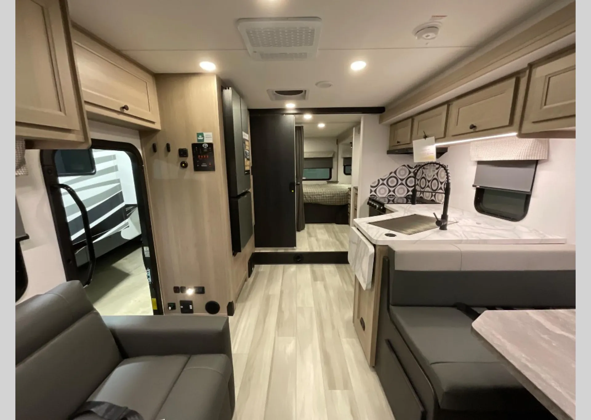 2026 Forest River Sunseeker Classic 3050S dealer photo 5 from Pontiac RV