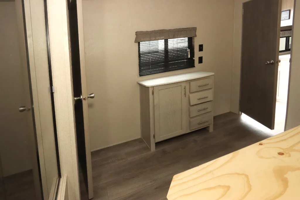 2023 Coachmen Catalina Legacy Edition 343BHTS (2 Queen Beds), Photos photo 17