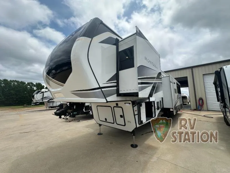 2025 Keystone Montana 3532SP - Photo 3
