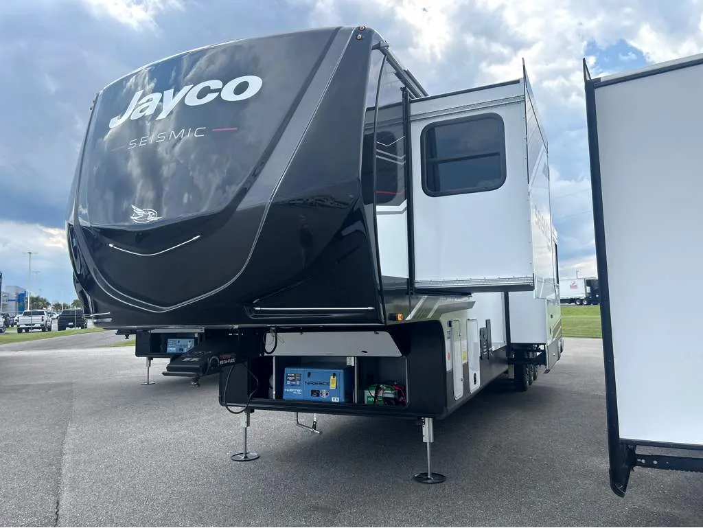 2026 Jayco Seismic 395 - Photo 3