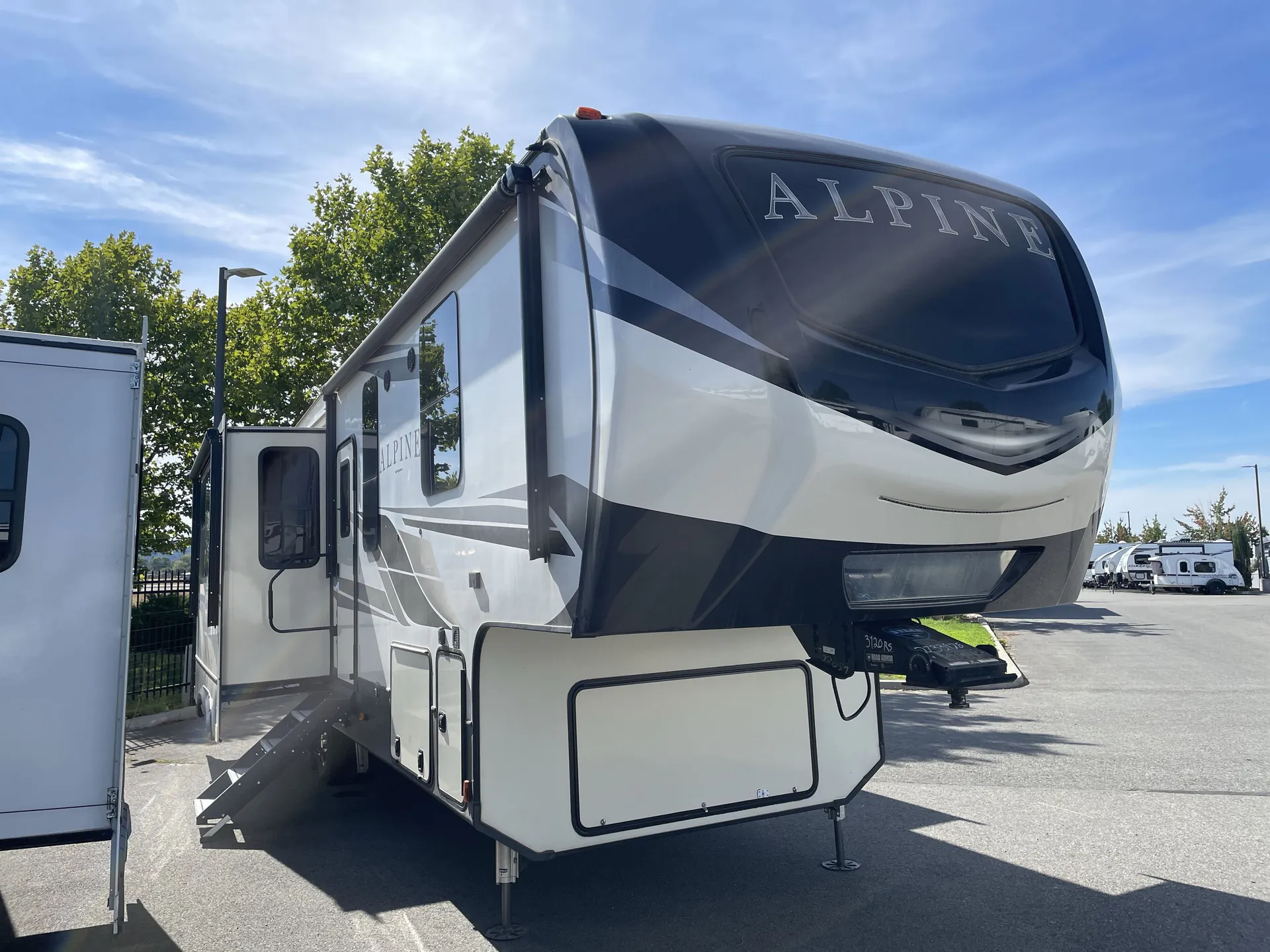 2020 Keystone Alpine 3120RS - Photo 2