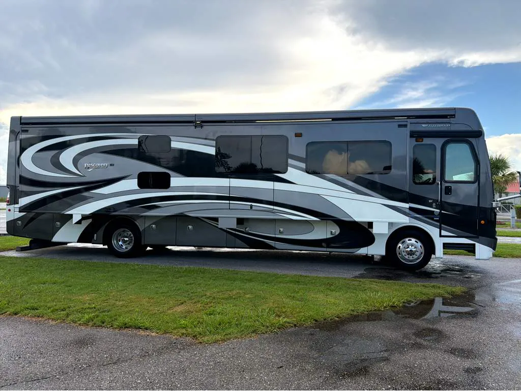 2017 Fleetwood Discovery LXE 40G - Photo 4