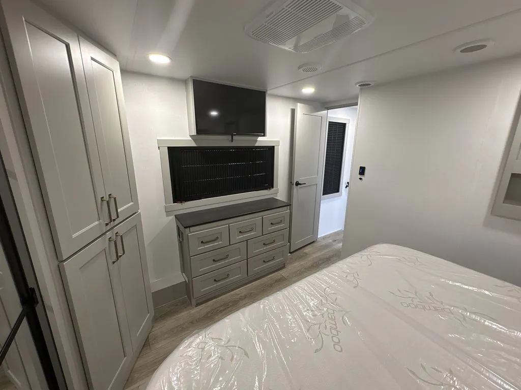 2026 Brinkley Model G 4000, Photos photo 35