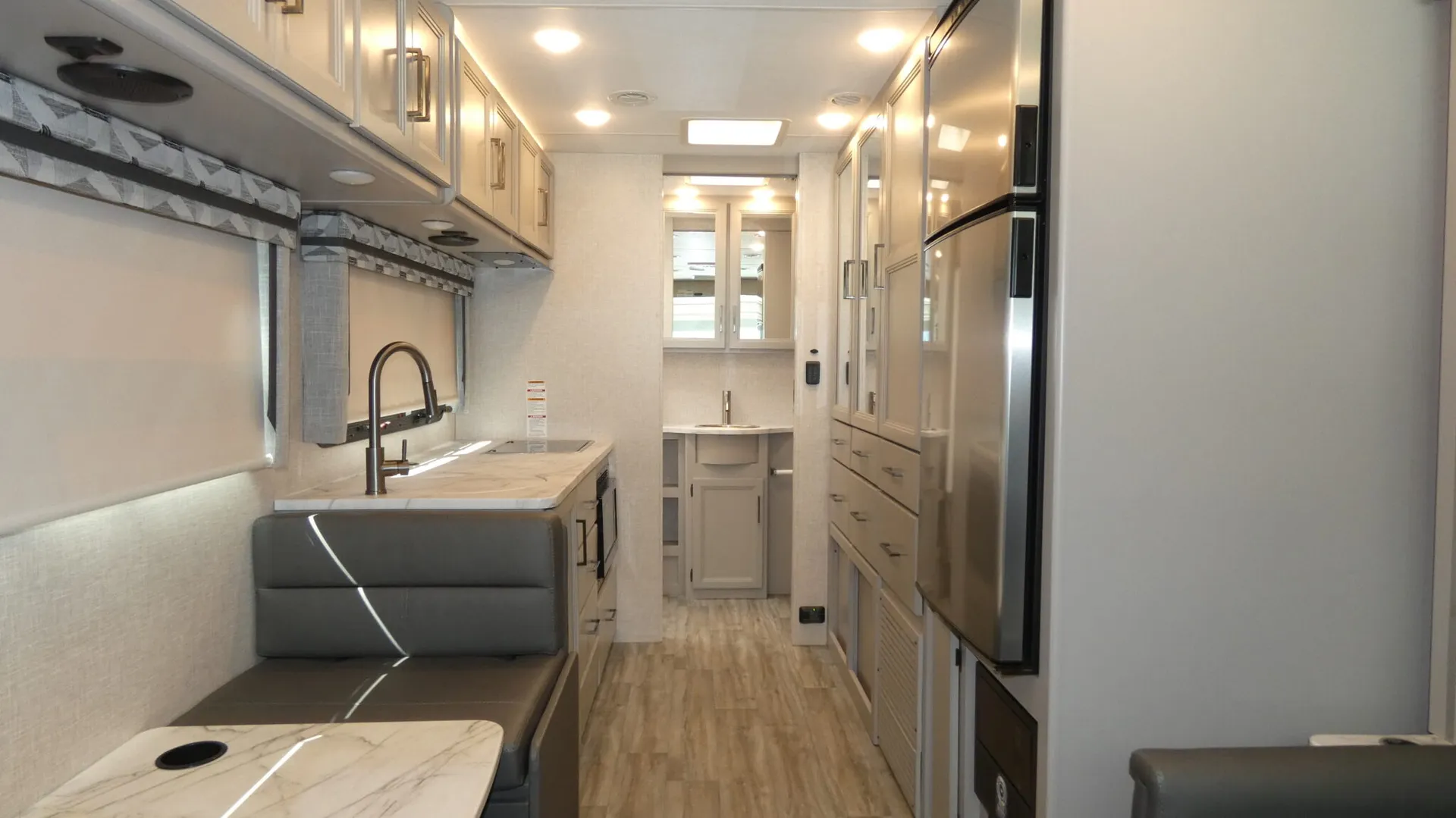 2024 Thor Motor Coach Vegas 24.3 - Photo 3