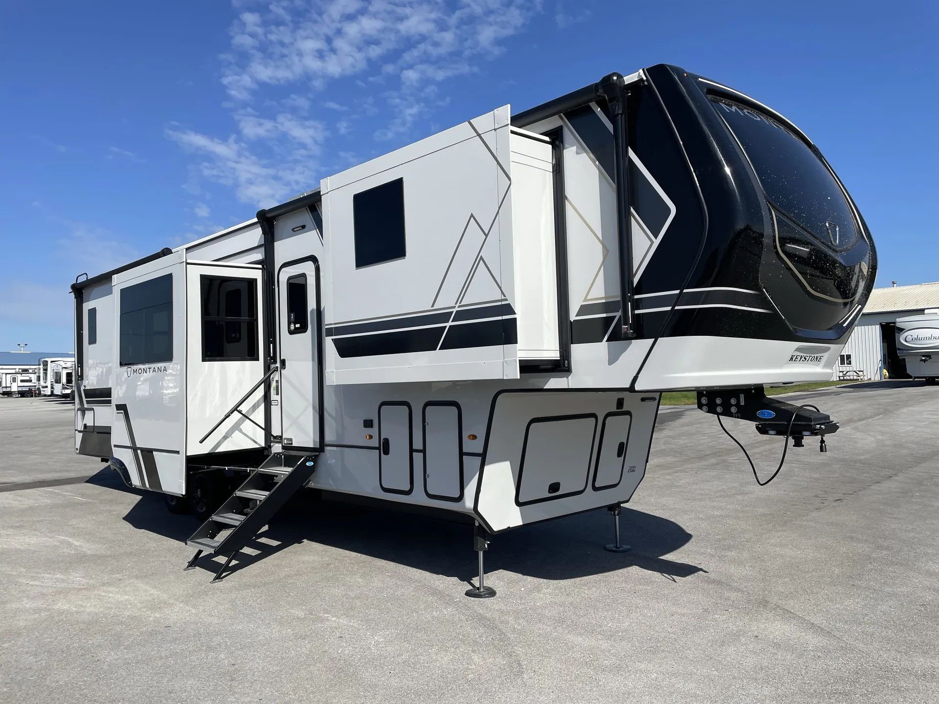 2026 Keystone Montana 3795FK - Photo 2